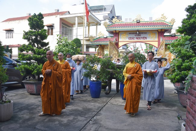 Offering to Giac Nguyen Pagoda's rain-retreat School of the Charity Board