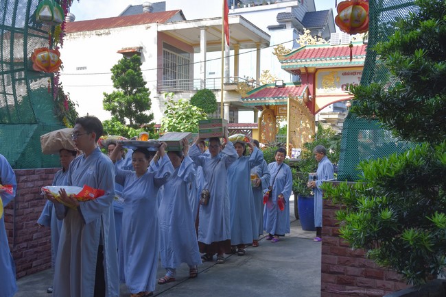 Offering to Giac Nguyen Pagoda's rain-retreat School of the Charity Board