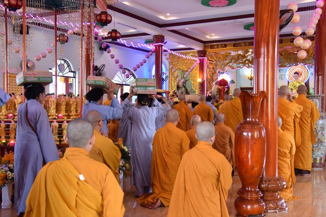 Offering to Giac Nguyen Pagoda's rain-retreat School of the Charity Board