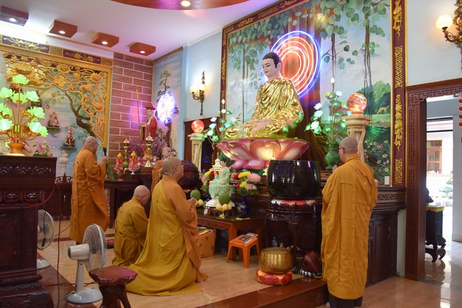 Offering to Giac Nguyen Pagoda's rain-retreat School of the Charity Board