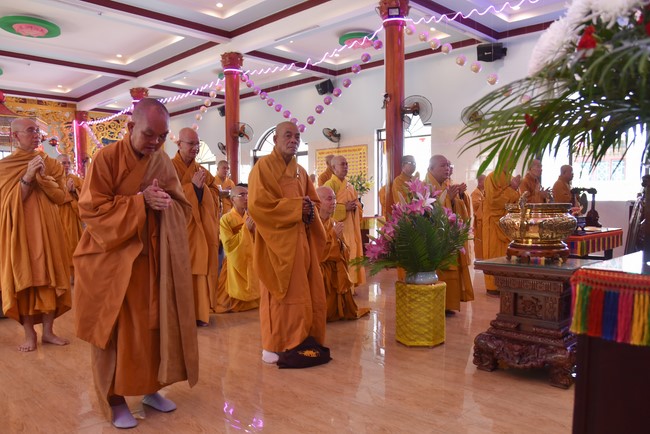 Offering to Giac Nguyen Pagoda's rain-retreat School of the Charity Board