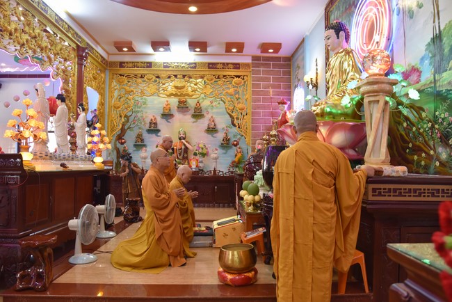 Offering to Giac Nguyen Pagoda's rain-retreat School of the Charity Board