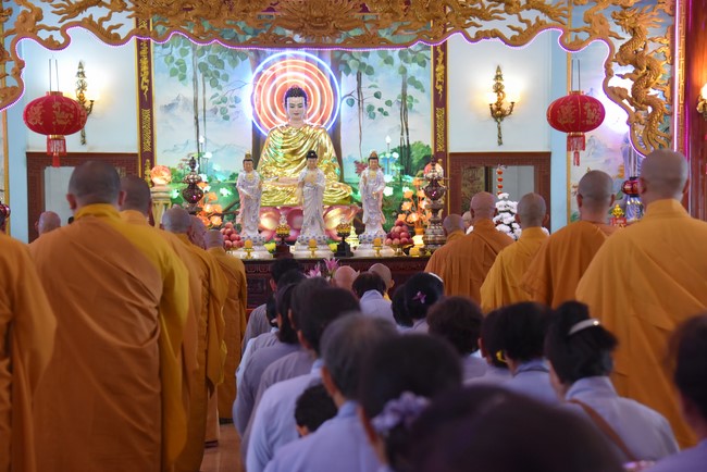 Offering to Giac Nguyen Pagoda's rain-retreat School of the Charity Board