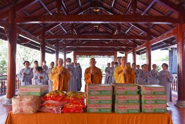 Offering to Giac Nguyen Pagoda's rain-retreat School of the Charity Board