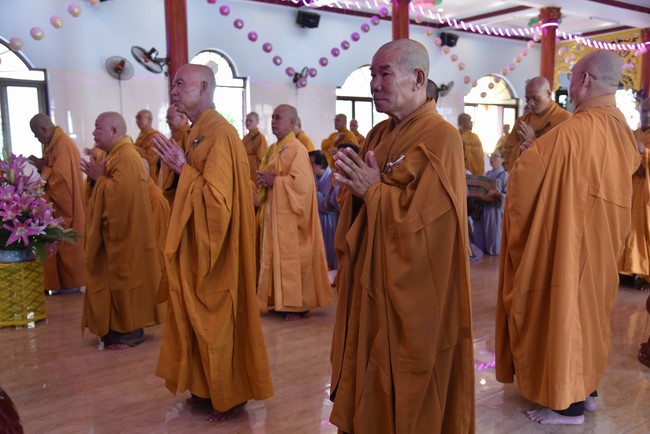 Offering to Giac Nguyen Pagoda's rain-retreat School of the Charity Board