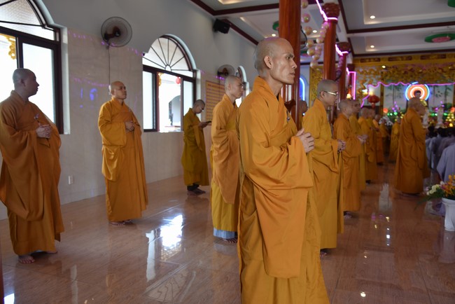 Offering to Giac Nguyen Pagoda's rain-retreat School of the Charity Board