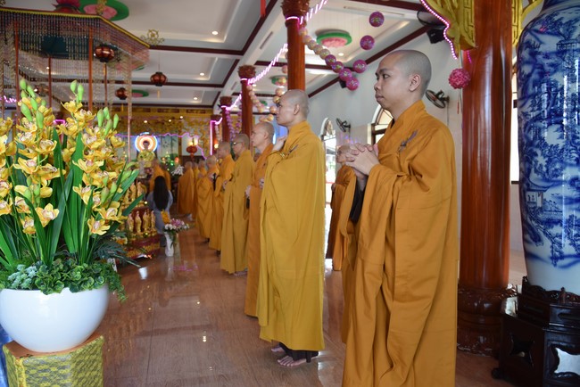 Offering to Giac Nguyen Pagoda's rain-retreat School of the Charity Board