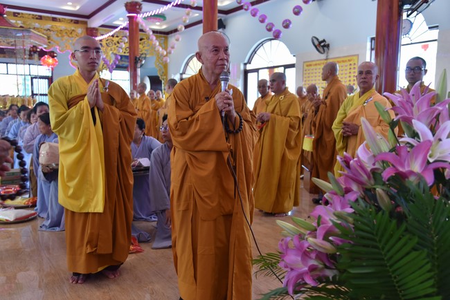Offering to Giac Nguyen Pagoda's rain-retreat School of the Charity Board