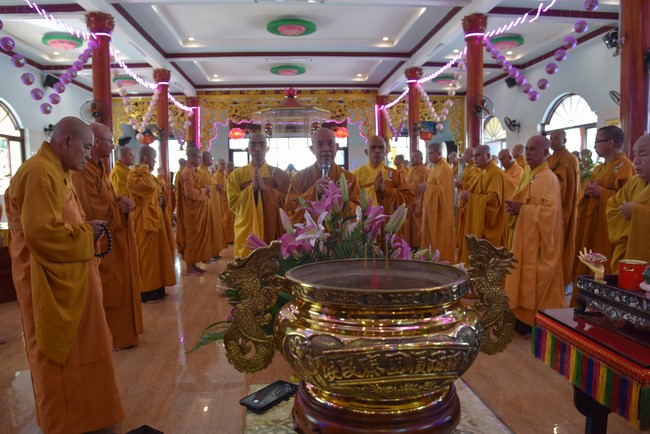 Offering to Giac Nguyen Pagoda's rain-retreat School of the Charity Board
