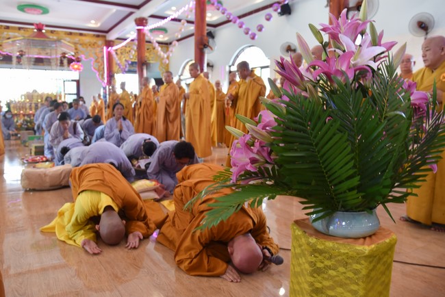 Offering to Giac Nguyen Pagoda's rain-retreat School of the Charity Board