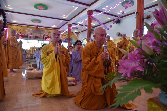 Offering to Giac Nguyen Pagoda's rain-retreat School of the Charity Board
