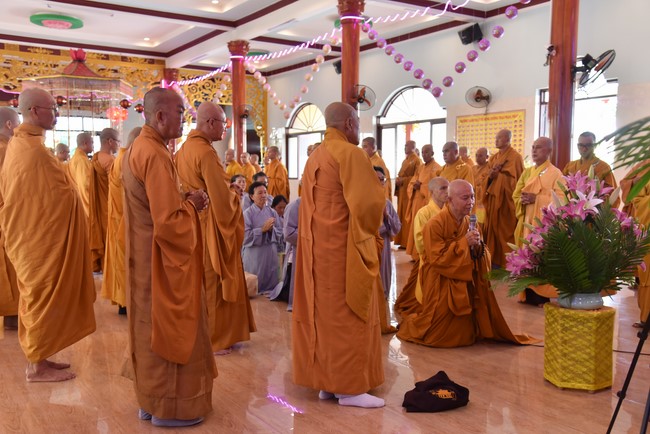 Offering to Giac Nguyen Pagoda's rain-retreat School of the Charity Board