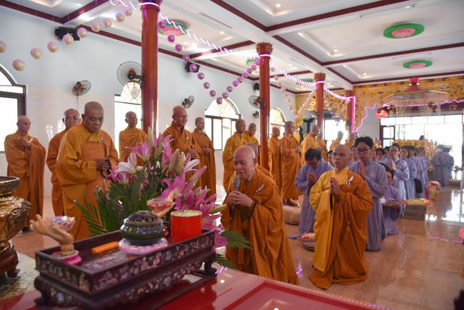 Offering to Giac Nguyen Pagoda's rain-retreat School of the Charity Board