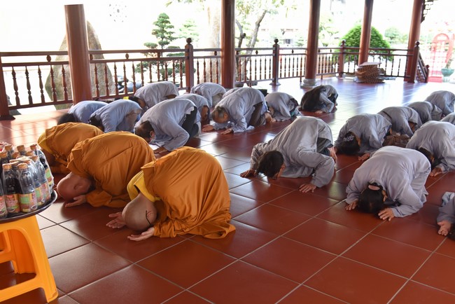 Offering to Giac Nguyen Pagoda's rain-retreat School of the Charity Board