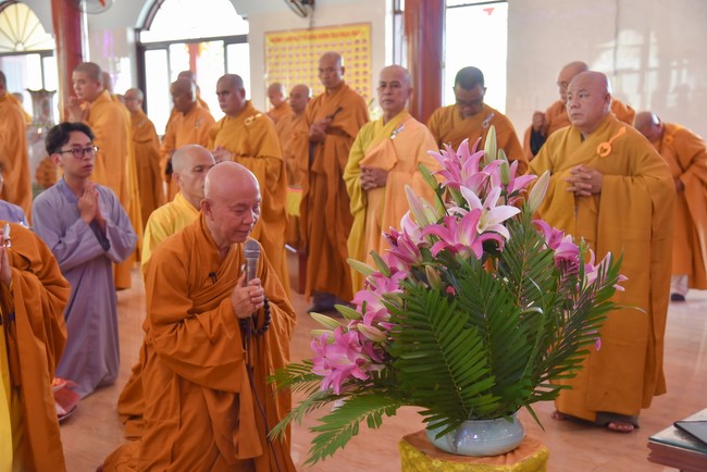Offering to Giac Nguyen Pagoda's rain-retreat School of the Charity Board