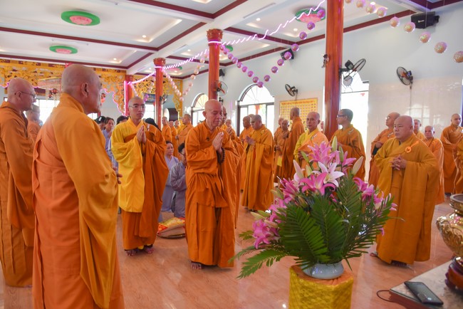 Offering to Giac Nguyen Pagoda's rain-retreat School of the Charity Board