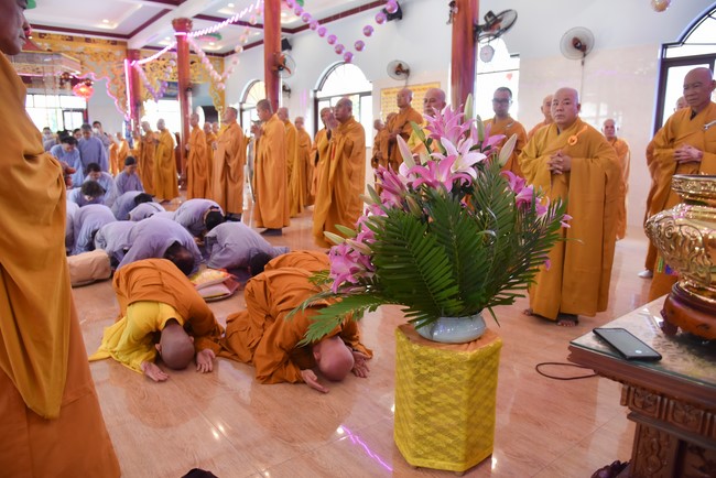 Offering to Giac Nguyen Pagoda's rain-retreat School of the Charity Board