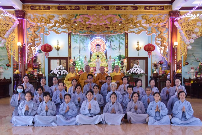 Offering to Giac Nguyen Pagoda's rain-retreat School of the Charity Board
