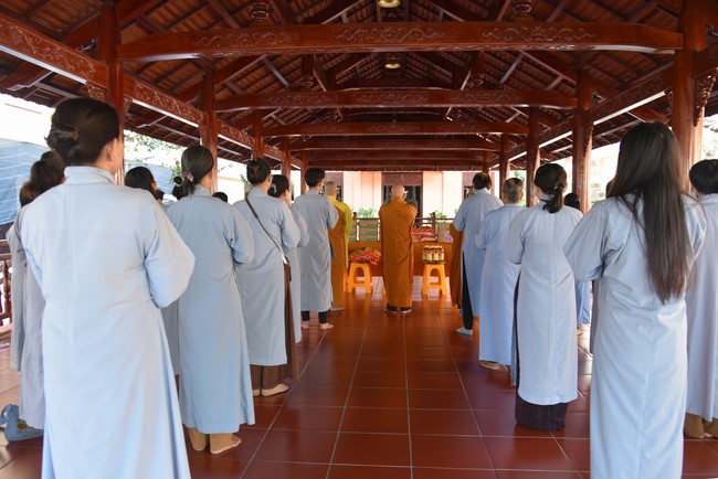 Offering to Giac Nguyen Pagoda's rain-retreat School of the Charity Board