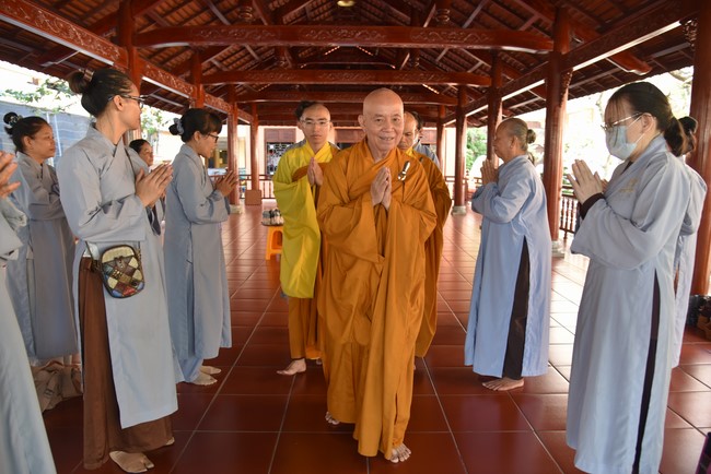 Offering to Giac Nguyen Pagoda's rain-retreat School of the Charity Board