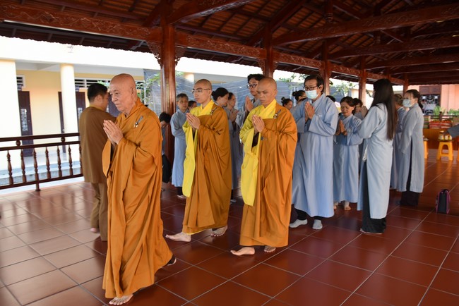Offering to Giac Nguyen Pagoda's rain-retreat School of the Charity Board