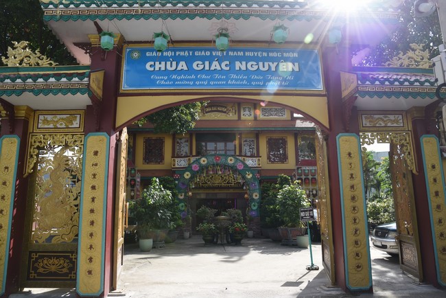 Offering to Giac Nguyen Pagoda's rain-retreat School of the Charity Board