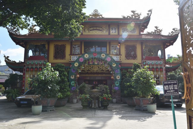 Offering to Giac Nguyen Pagoda's rain-retreat School of the Charity Board