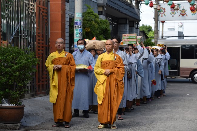 Offering to Giac Nguyen Pagoda's rain-retreat School of the Charity Board