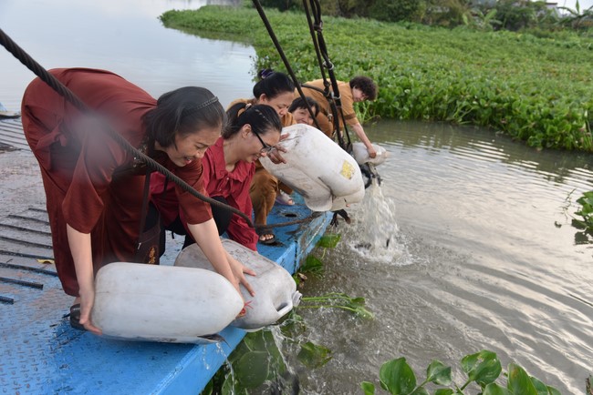 Releasing creatures on the Ullambana season of the Charity Board