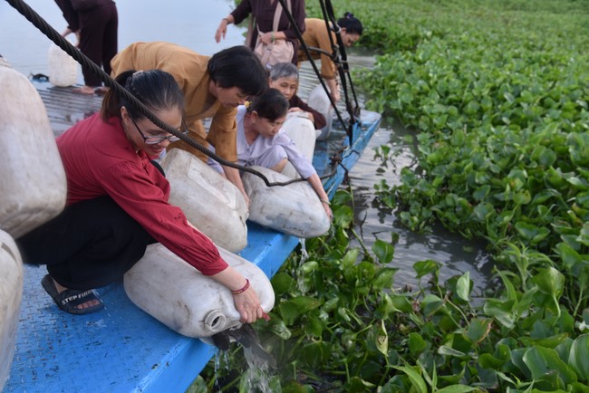 Releasing creatures on the Ullambana season of the Charity Board