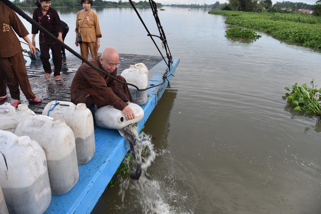 Releasing creatures on the Ullambana season of the Charity Board