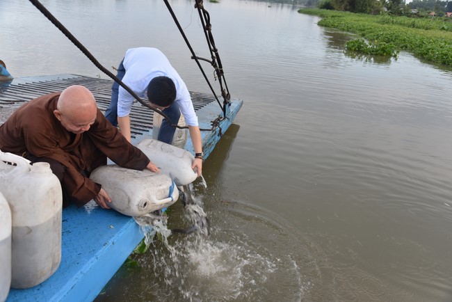 Releasing creatures on the Ullambana season of the Charity Board