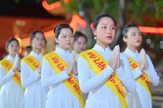 Ullambana Ceremony holding by Hieu and Thuong Group