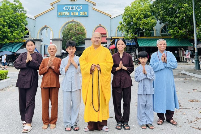 Practice and charity on the full moon day at Dong Cao Pagoda, Thanh Hoa