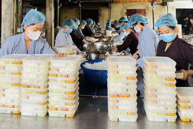 Practice and charity on the full moon day at Dong Cao Pagoda, Thanh Hoa