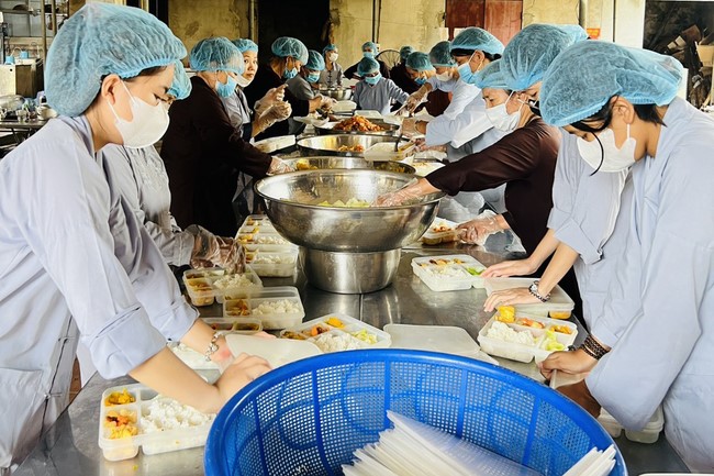 Practice and charity on the full moon day at Dong Cao Pagoda, Thanh Hoa