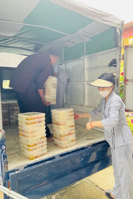 Practice and charity on the full moon day at Dong Cao Pagoda, Thanh Hoa
