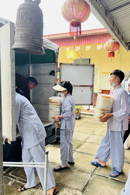 Practice and charity on the full moon day at Dong Cao Pagoda, Thanh Hoa