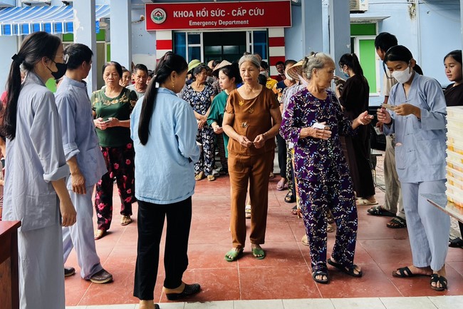Practice and charity on the full moon day at Dong Cao Pagoda, Thanh Hoa