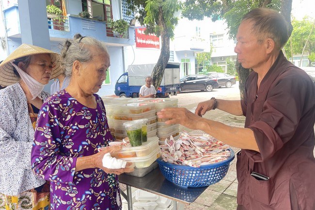 Practice and charity on the full moon day at Dong Cao Pagoda, Thanh Hoa