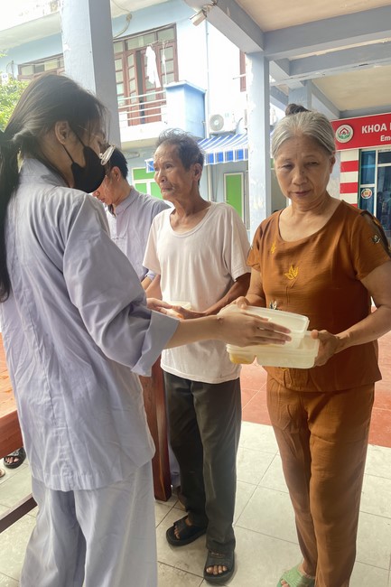 Practice and charity on the full moon day at Dong Cao Pagoda, Thanh Hoa