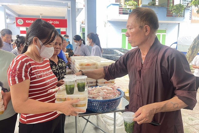 Practice and charity on the full moon day at Dong Cao Pagoda, Thanh Hoa