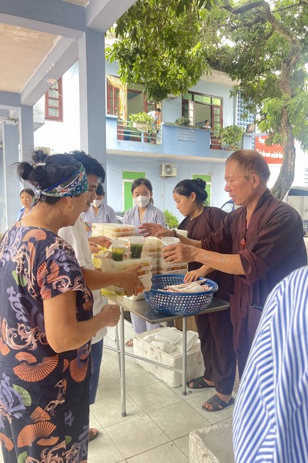 Practice and charity on the full moon day at Dong Cao Pagoda, Thanh Hoa
