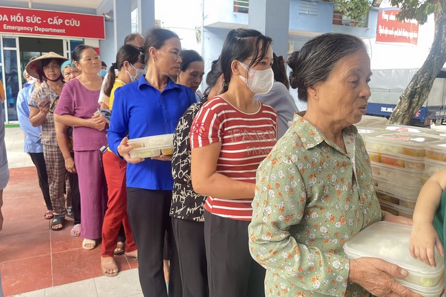 Practice and charity on the full moon day at Dong Cao Pagoda, Thanh Hoa