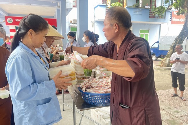 Practice and charity on the full moon day at Dong Cao Pagoda, Thanh Hoa