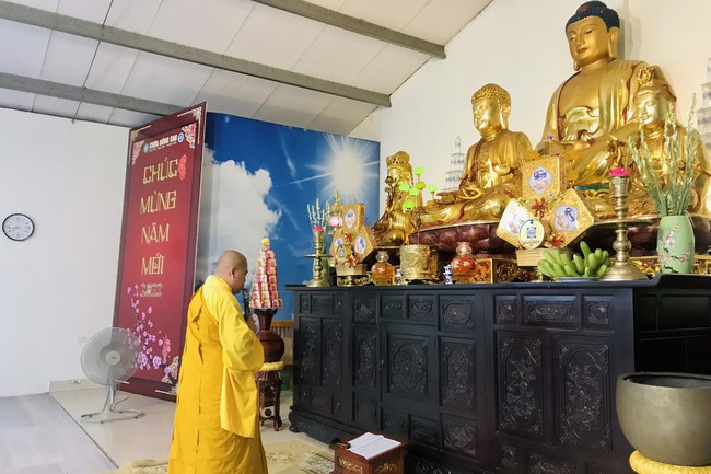 Practice and charity on the full moon day at Dong Cao Pagoda, Thanh Hoa