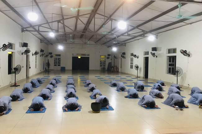 Practice and charity on the full moon day at Dong Cao Pagoda, Thanh Hoa