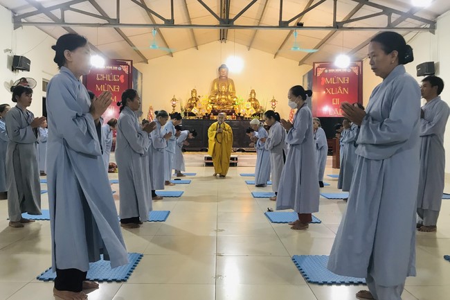 Practice and charity on the full moon day at Dong Cao Pagoda, Thanh Hoa