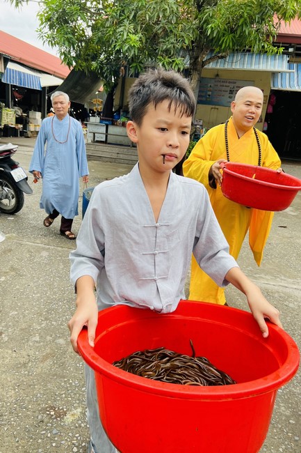 Practice and charity on the full moon day at Dong Cao Pagoda, Thanh Hoa