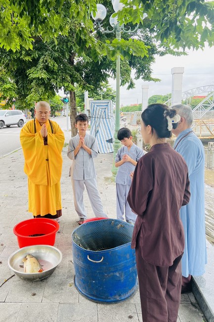 Practice and charity on the full moon day at Dong Cao Pagoda, Thanh Hoa
